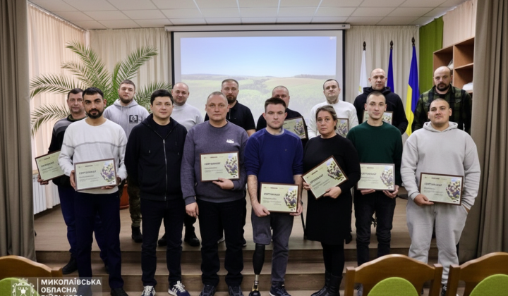 Виталий Ким передает сертификаты семьям
