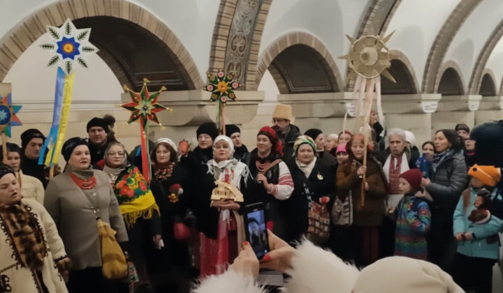 Колядники дарують подарунки дітям