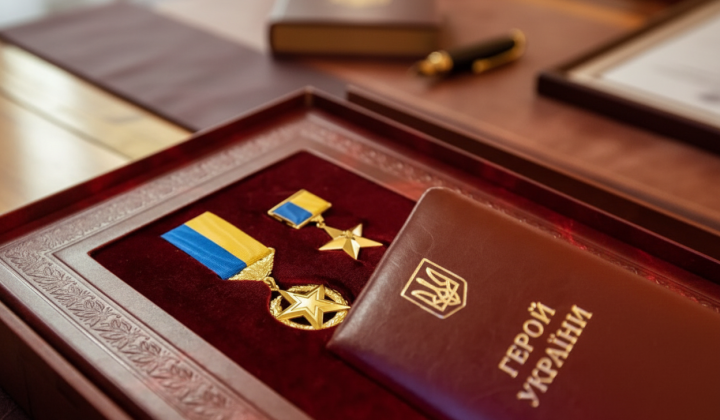 Зеленський нагороджує героїв України