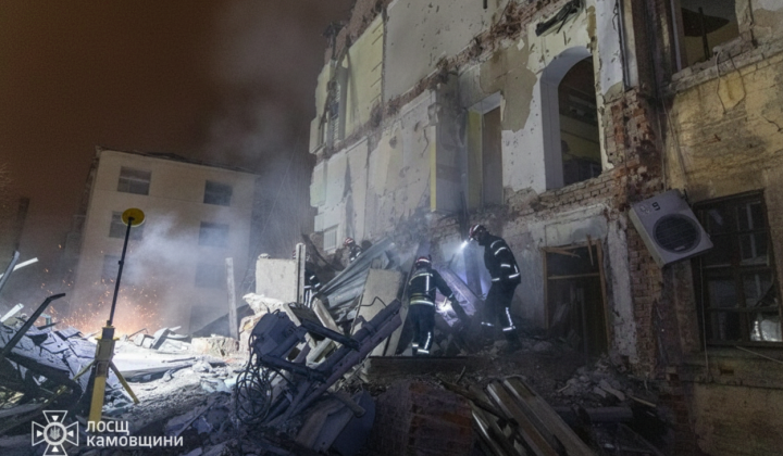 Тіла хлопчика та жінки під завалами