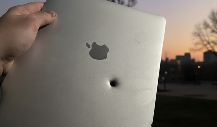 MacBook зупинив снаряд для бійця