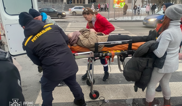 Рятувальники допомагають потерпілим на Дніпрі