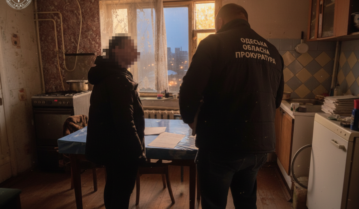 Бабушка бьет внука в Одессе
