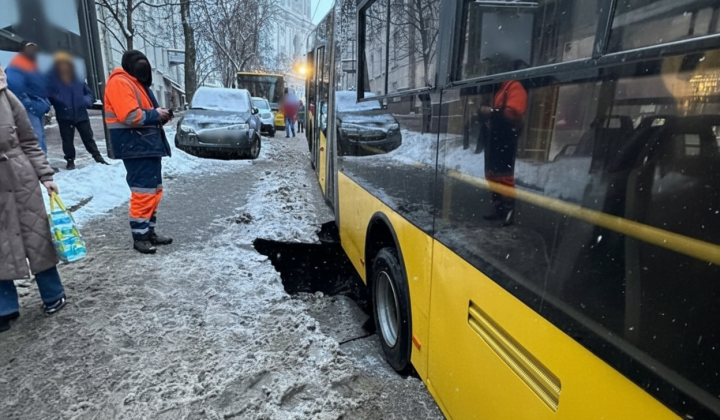 Троллейбус в яме на дороге