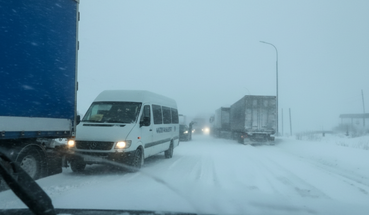 Снігопад паралізує українські траси