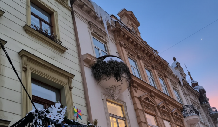 Львів, бурульки падають на вулиці