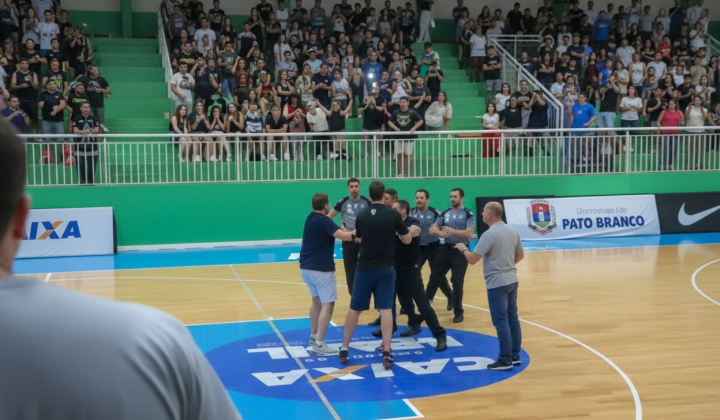 Побиття арбітра на матчі з глядачами