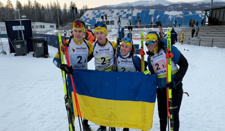 Девушки-олимпийцы сборной Украины на пьедестале