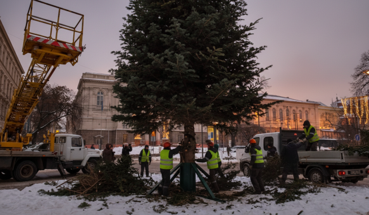 Демонтаж головної львівської ялинки
