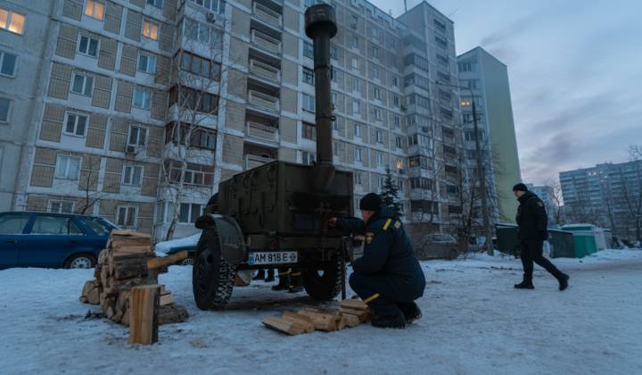 Спасатель на фоне снега в Киеве