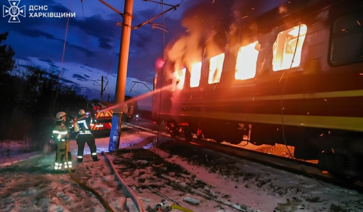 Пасажирський поїзд під час пожежі
