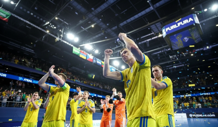 Українські футзалісти святкують перемогу у грі