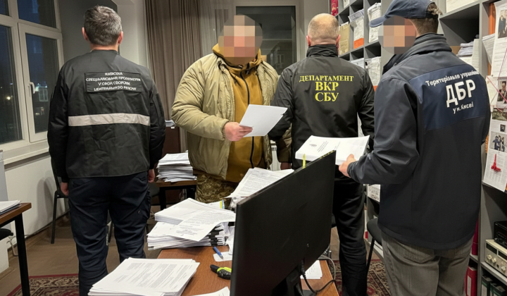 Фото: военные на фоне денег в укрывательстве