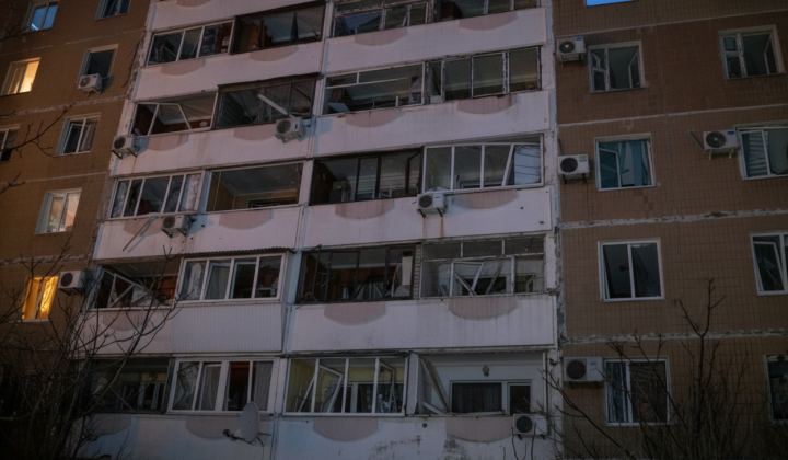 Пошкоджений будинок від обстрілу в Запоріжжі