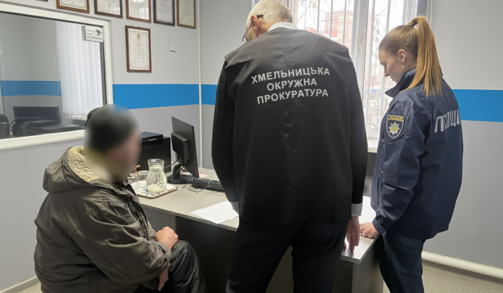 Чоловік та хлопчик з алкоголем