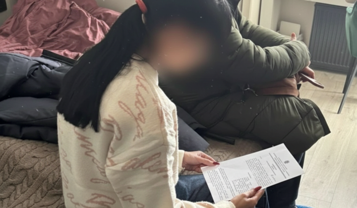 Женщина украла деньги, выдав себя за жену