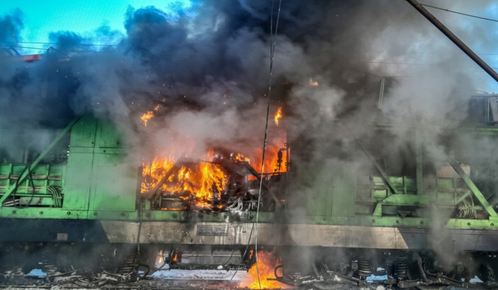 Російський танк знищує залізницю у Сумській області