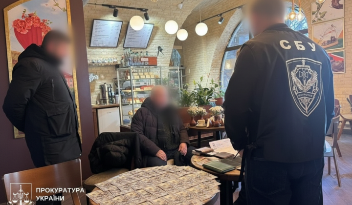 Deputy arrested for $10,000: promised to remove from wanted list and employ