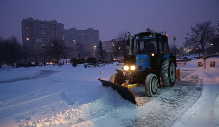 Snowfall in Kyiv: cars on the roads
