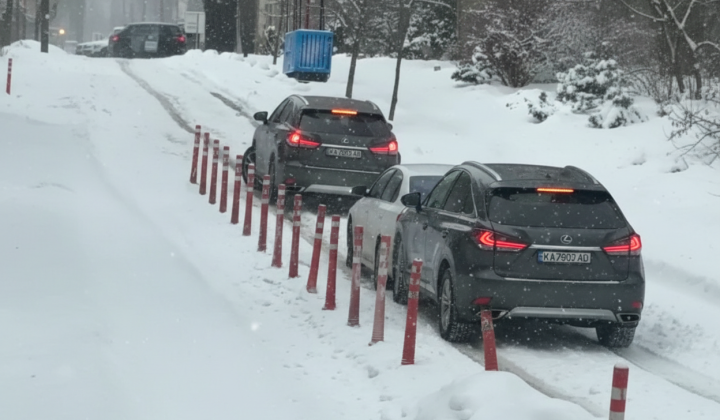 Комунальники очищають вулиці від льоду