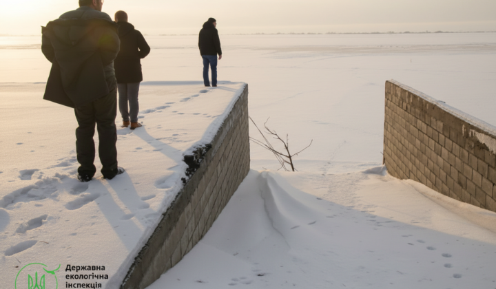 Illegal construction on the shore of the reservoir