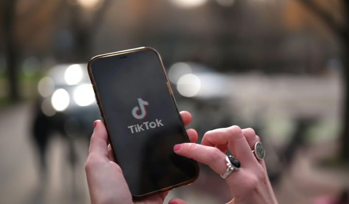 Логотипы Meta и TikTok на фоне порно