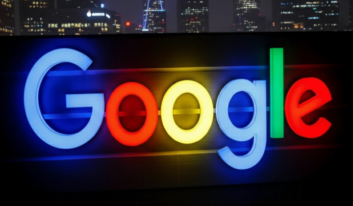 Логотип Google на фоне золотых монет