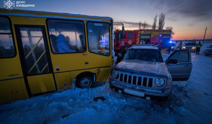 Шкільний автобус з дітьми на дорозі