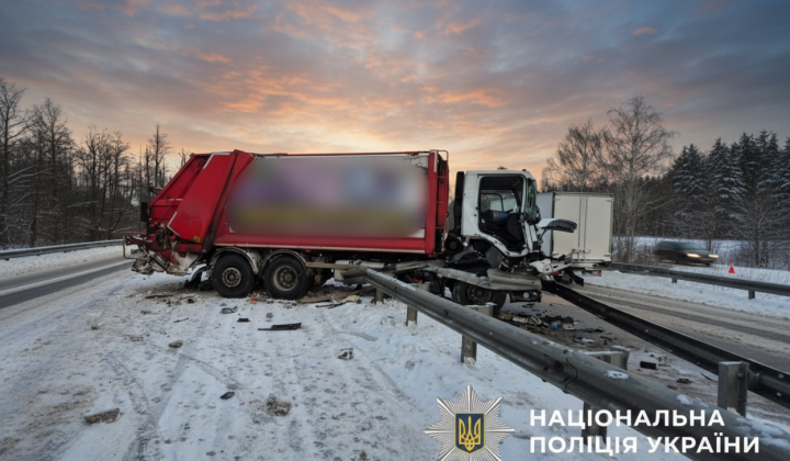 Аварія з вантажівками на Київщині: госпіталізована пасажирка, розслідування поліції