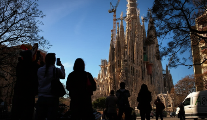 Final cross on top of Sagrada Familia