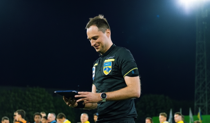 Украинский арбитр Балакин во время матча