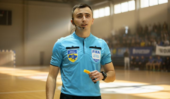 Изображение судей, сжимающих руки с игроками