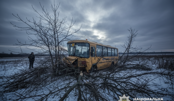 Шкільний автобус в кюветі на Полтавщині