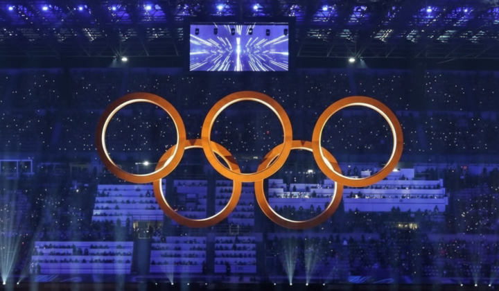 Россияне с флагами на Паралимпиаде-2026