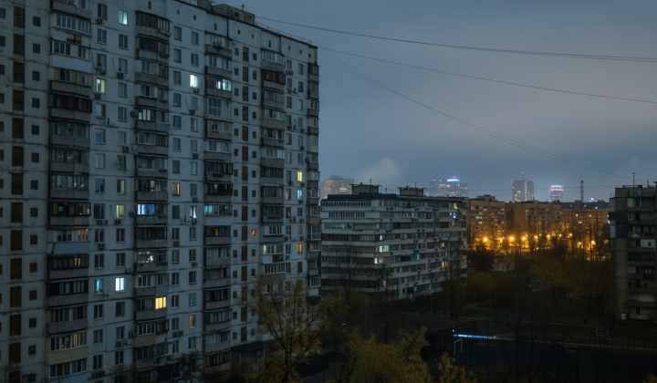 Багатоповерховий будинок без світла
