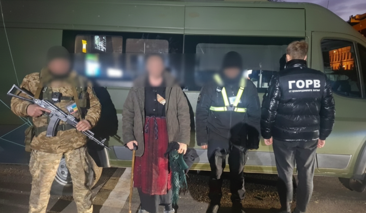 Прикордонники затримали чоловіка, який прикинувся літньою жінкою
