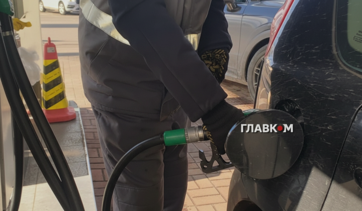 Zelensky at a meeting on fuel prices