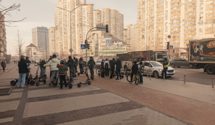 Підліток на електросамокаті в місті