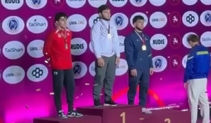 Ukrainian wrestler turns away from Russian flag