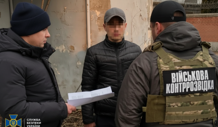 Фото агента ФСБ на тлі Дніпра