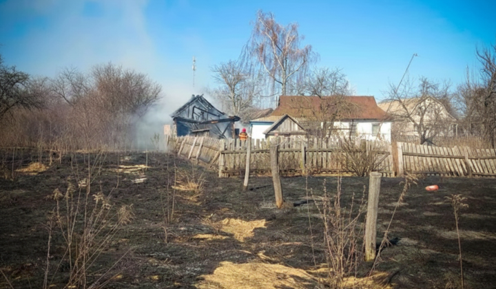 Горіння сухостою на городі: будівля та земля вогнем знищені