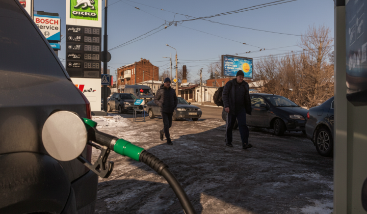 Зображення грошей та заправки автомобіля