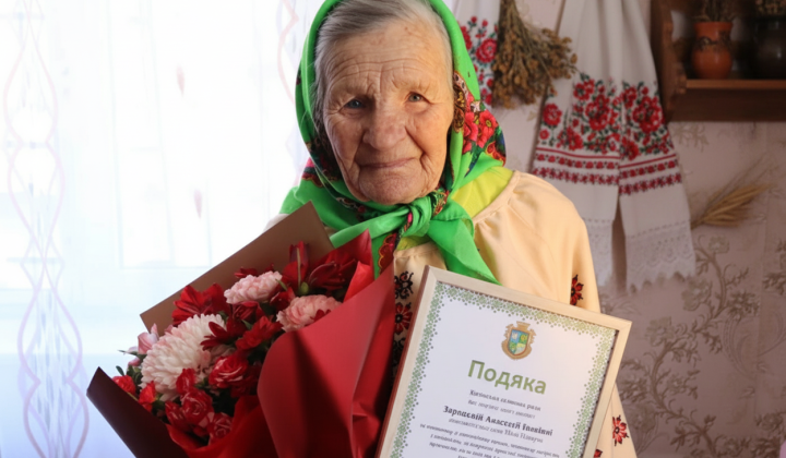 100-летняя женщина на огороде в Тернопольской области
