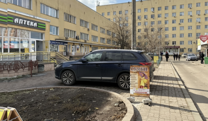 Пешеходная аллея превратилась в парковку