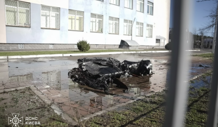 Фрагменти збитого дрона впали на Київ