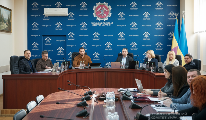 Логотип АМКУ и кошельки с деньгами