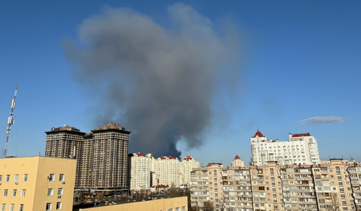 Пожежа на Троєщині: дим над Києвом