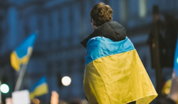 Філософ Володимир Нікітін на фоні книг