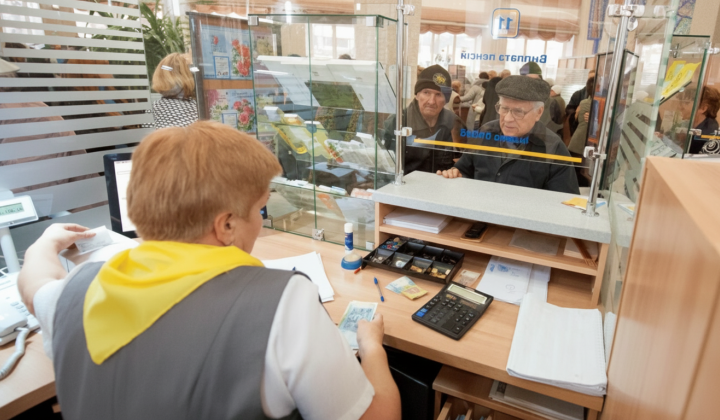 Пенсіонер утримує в руках гроші