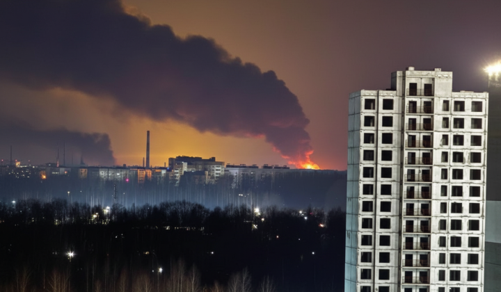 Українські безпілотники здійснюють атаку на Ярославський НПЗ
